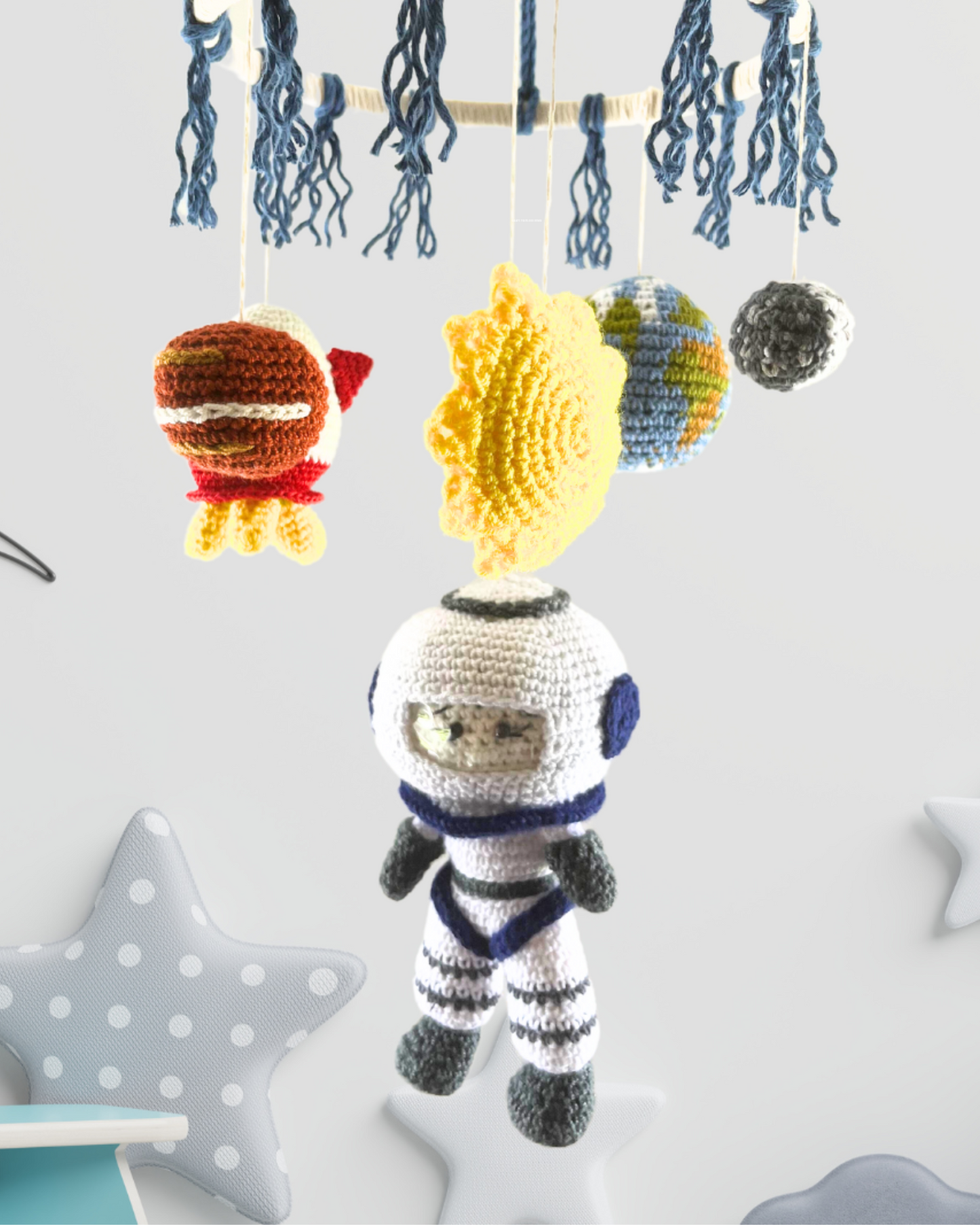 Móvil espacial tejido a mano con astronauta, cohete y planetas. Decoración artesanal para cuna bebé. Aro 21cm. Envíos a toda Colombia. Hecho en Bogotá..