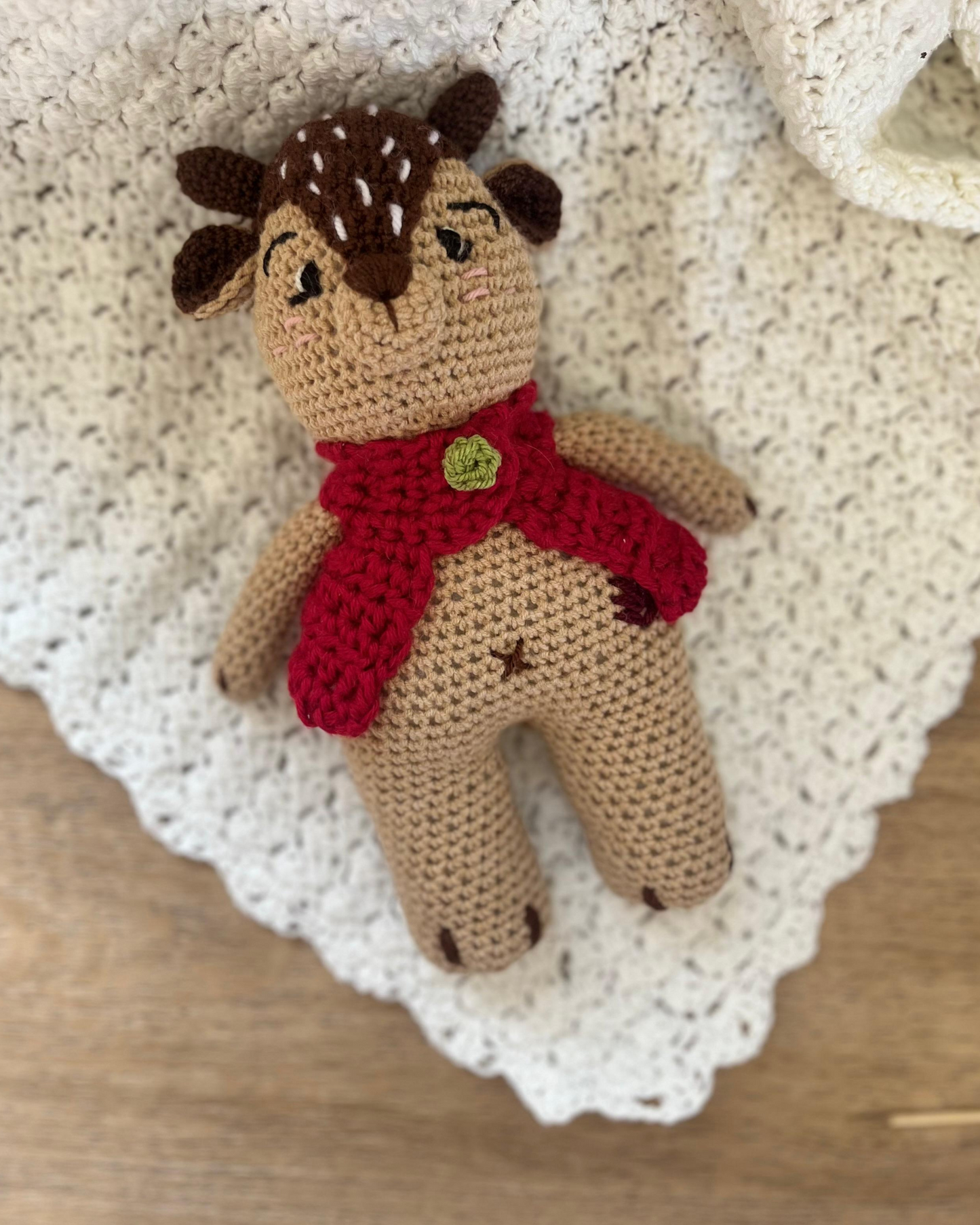 Cervatillo Bonny, de 22cm, tejido en crochet, con chaleco rojo