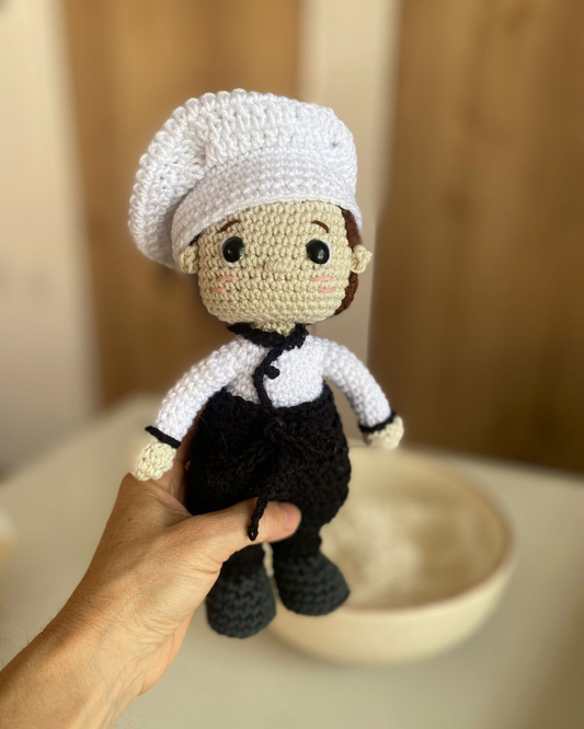 Chefcito amigurumi tejido a mano en Bogotá. Regalo original para amantes de la cocina. Materiales hipoalergénicos, diseño exclusivo. Envíos a toda Colombia.