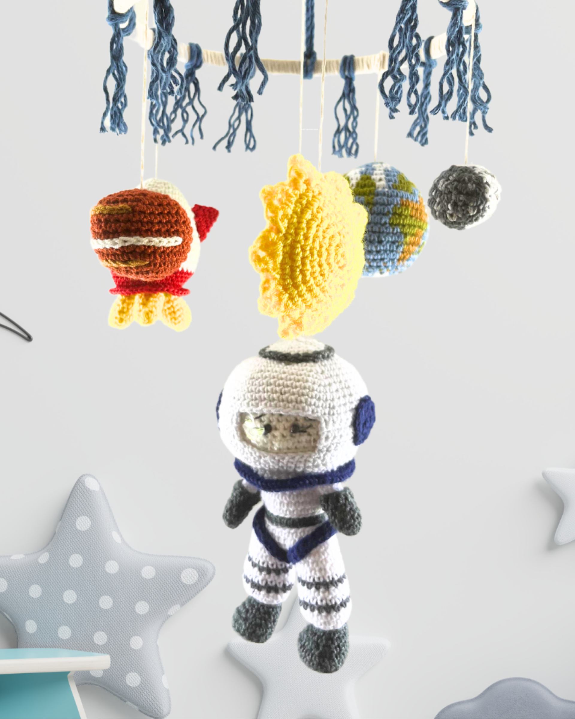 Móvil espacial tejido a mano con astronauta, cohete y planetas. Decoración artesanal para cuna bebé. Aro 21cm. Envíos a toda Colombia. Hecho en Bogotá..