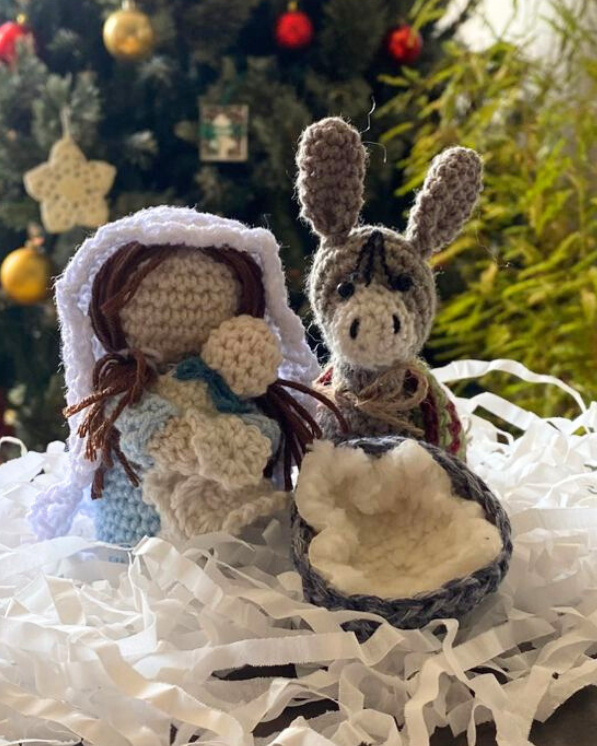 Pesebre artesanal hecho a mano en Colombia, decoración navideña tradicional