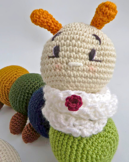 Olivia la oruguita de 30 cm, de frente