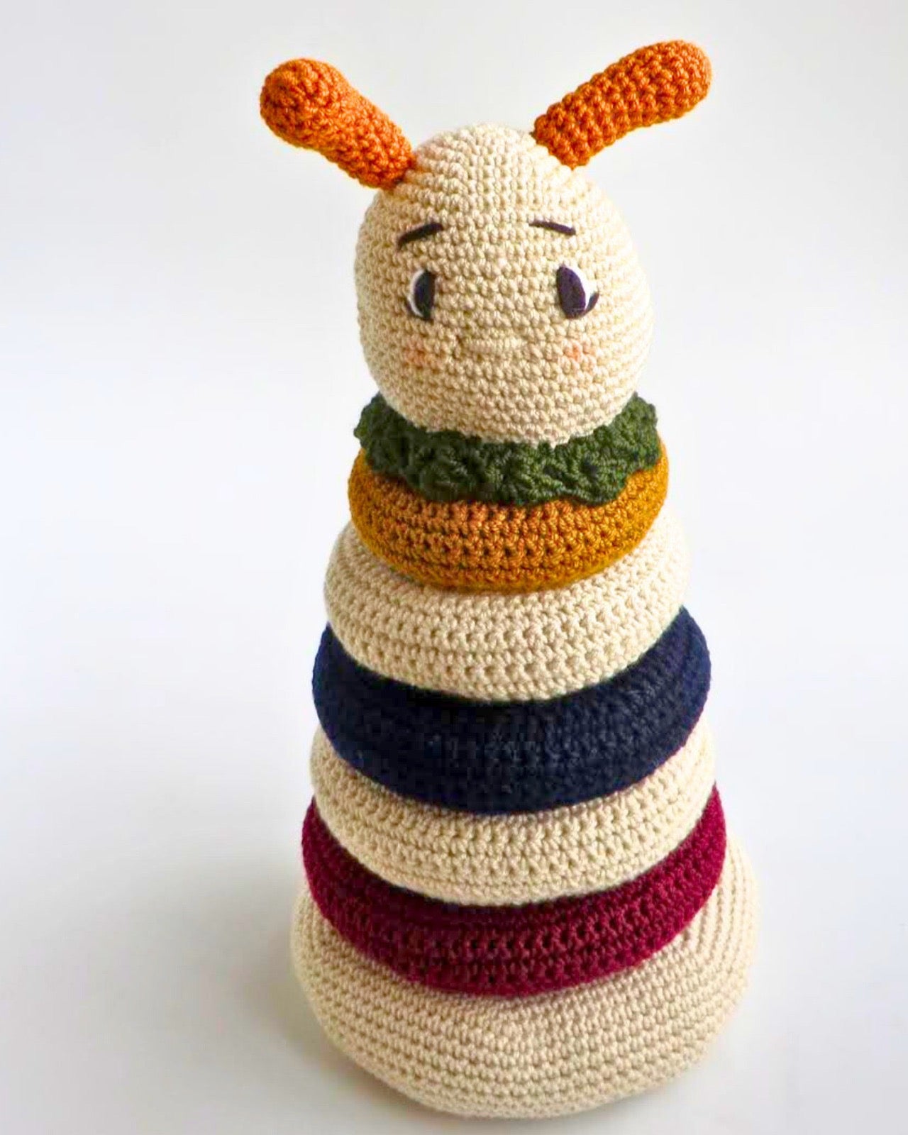 Oruguita apilable tejida a mano en Bogotá. Juguete didáctico para bebés. Materiales seguros e hipoalergénicos. Estimula desarrollo motor. Envíos Colombia.