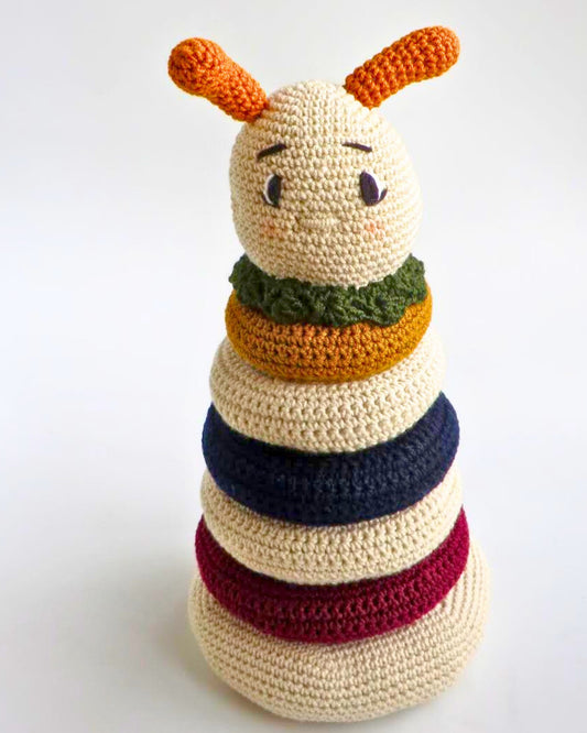 Oruguita apilable tejida a mano en Bogotá. Juguete didáctico para bebés. Materiales seguros e hipoalergénicos. Estimula desarrollo motor. Envíos Colombia.