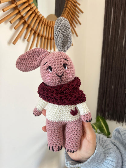Amigurumi tejido color rosado, 22cm. Incluye bufanda tejida.