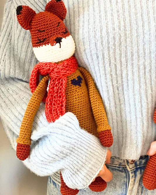 Amigurumi tejido color cafe, incluye bufanda tejida. Ideal para bebés.