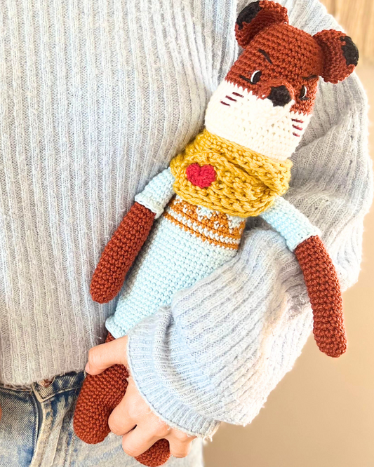 Amigurumi tejido con hilo hipoalergénico colo café con azul. Nombre renato, incluye bufanda