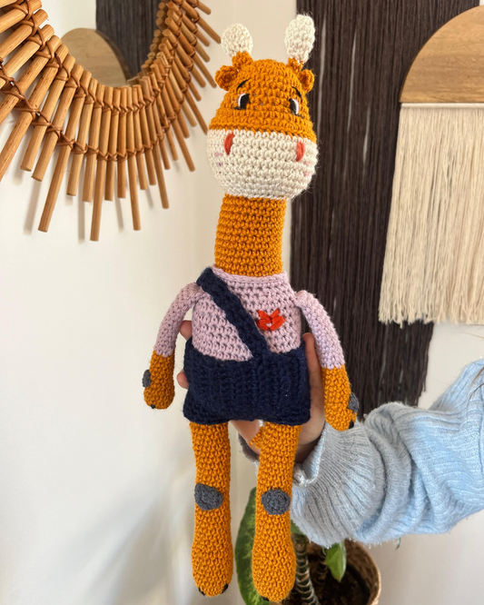 Amigurumi tejido modelo patas largas. Raffita tejido en crochet color naranja.