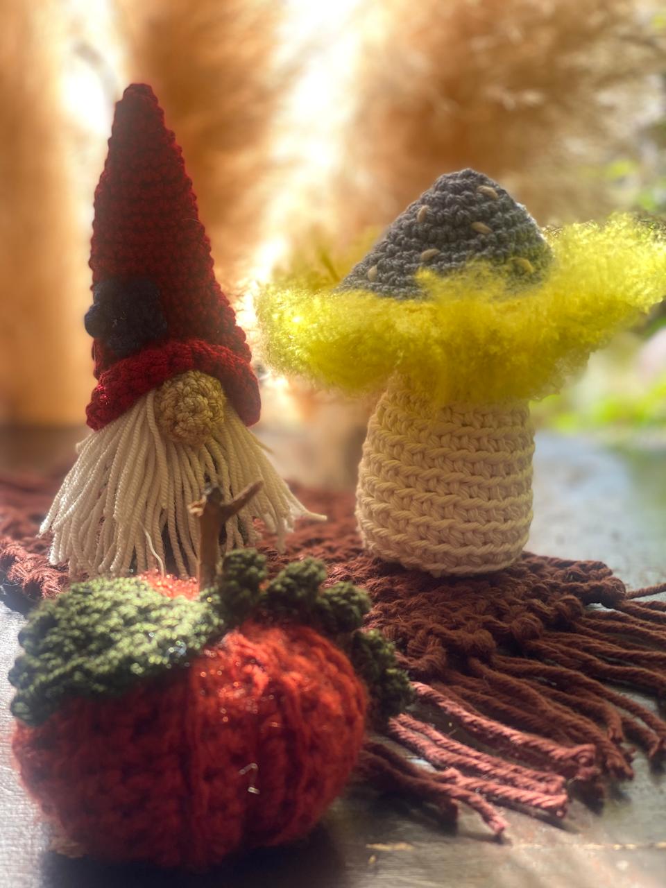 Trío de una calabaza, un hongo y un gnomo tejidos a mano para la decoración del hogar