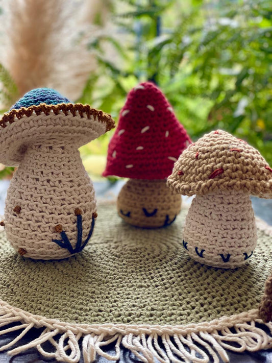 Juego de tres honguitos tejidos en crochet,  para el hogar