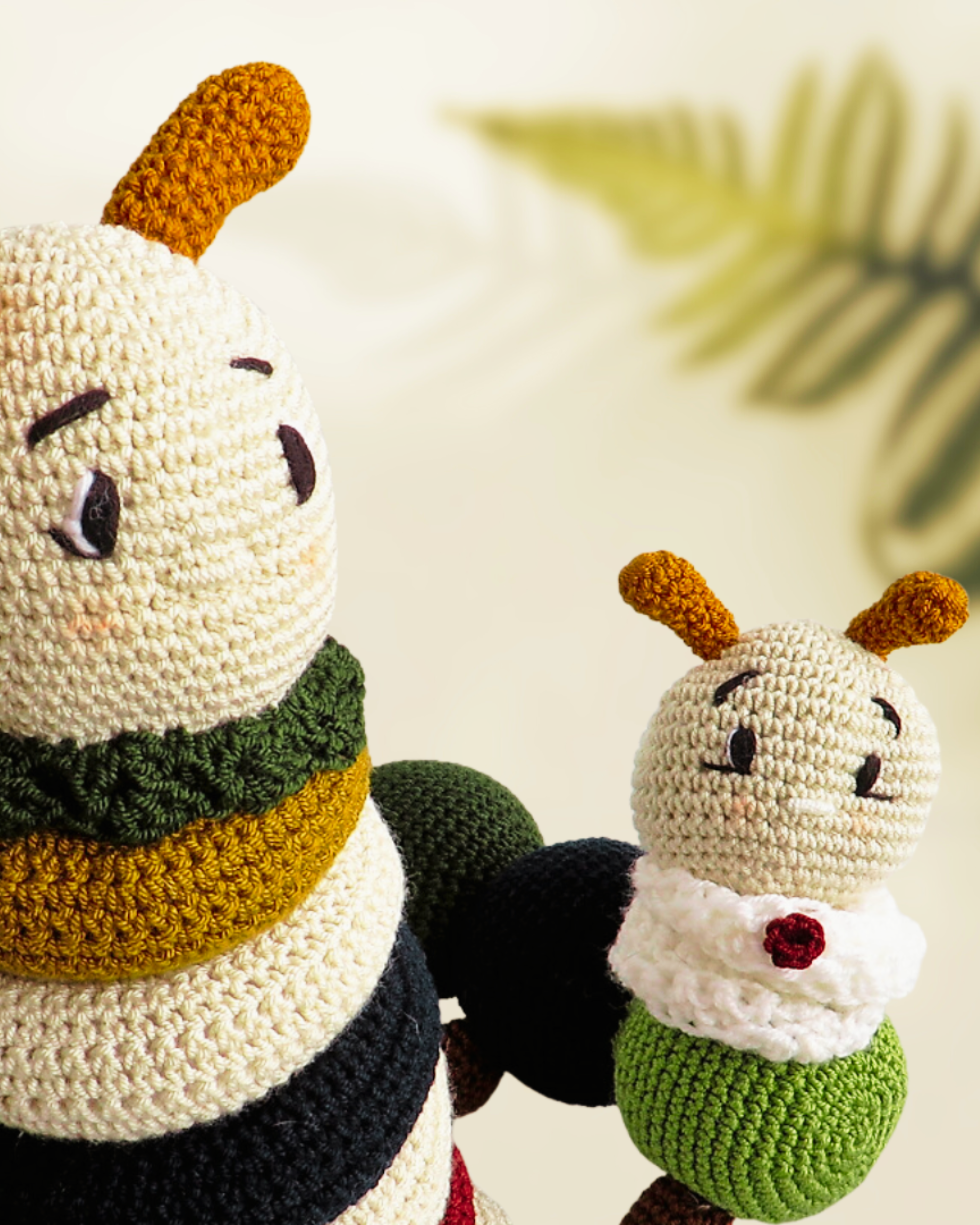 Oruguita Olivia, muneco tejido y juguete de aros apilables, 30cm