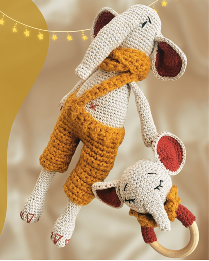 Muñeco tejido en crochet 30cm y sonajero de elefante de 7cm de diámetro, aro en madera natural