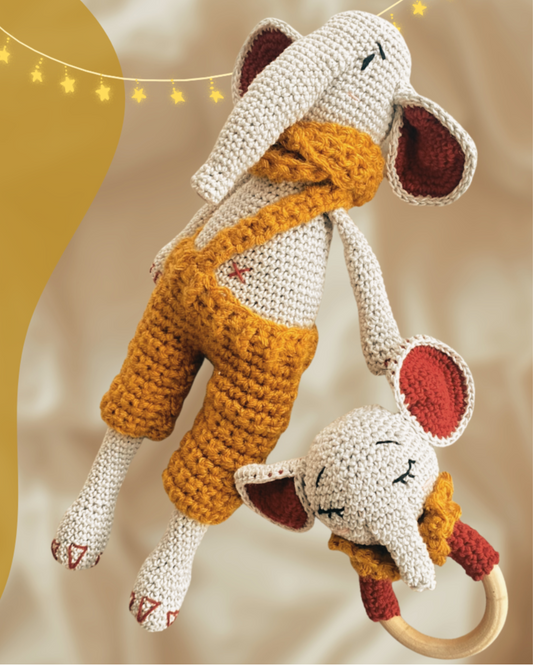 Muñeco tejido en crochet 30cm y sonajero de elefante de 7cm de diámetro, aro en madera natural