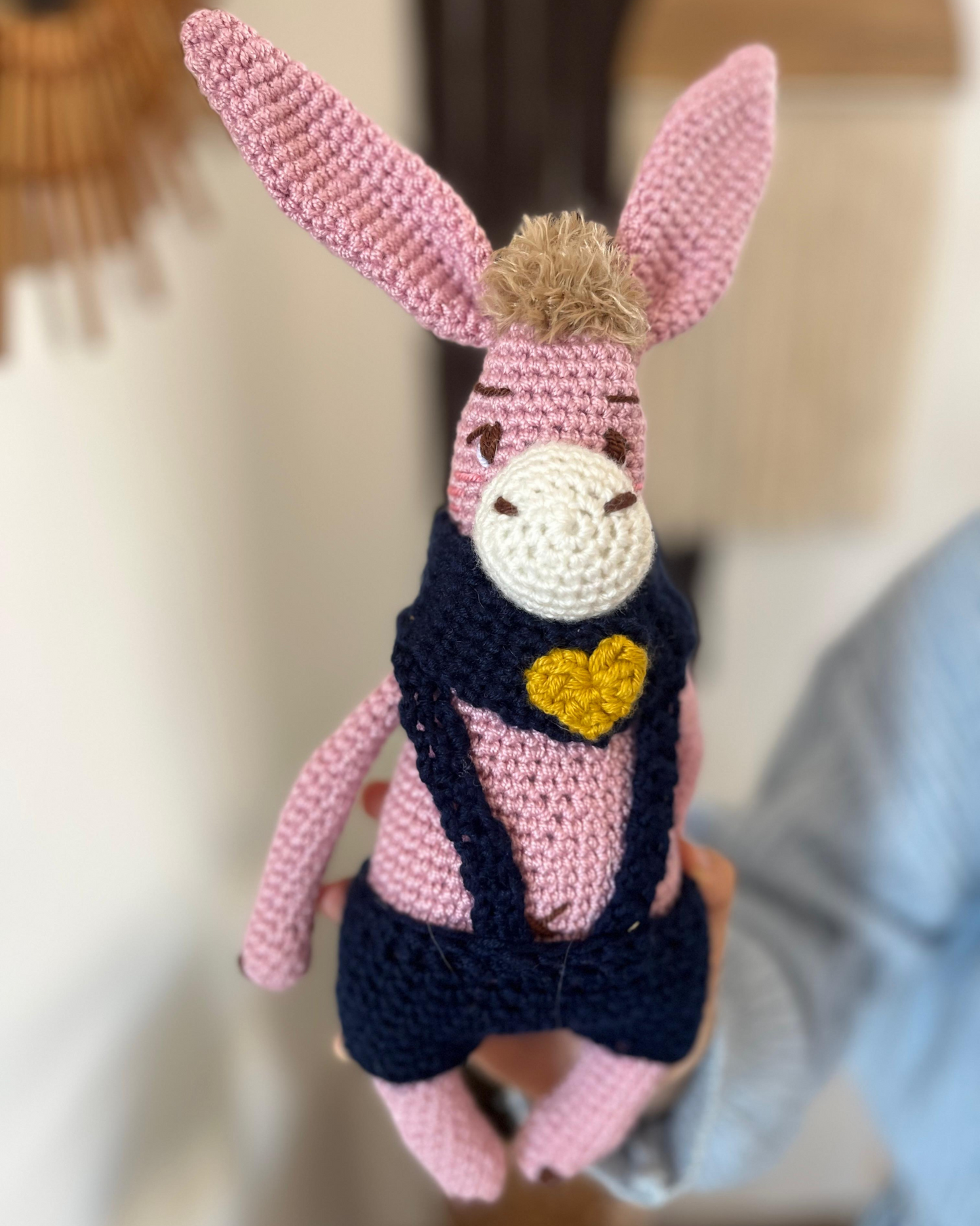 Burrito Ananías, color rosa, pantalon de tirantes azul oscuro y bufanda, patas cortas, 30cm