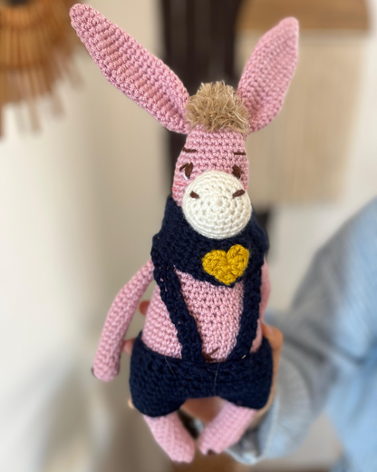 Burrito Ananías, color rosa, pantalon de tirantes azul oscuro y bufanda, patas cortas, 30cm