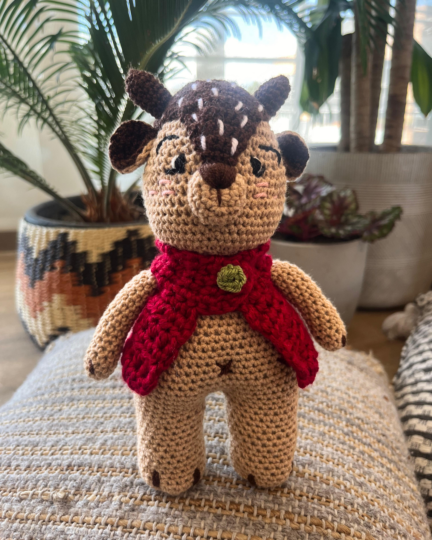 Bonny el cervatillo, muneco tejido en crochet, de 22cm, con chaleco rojo