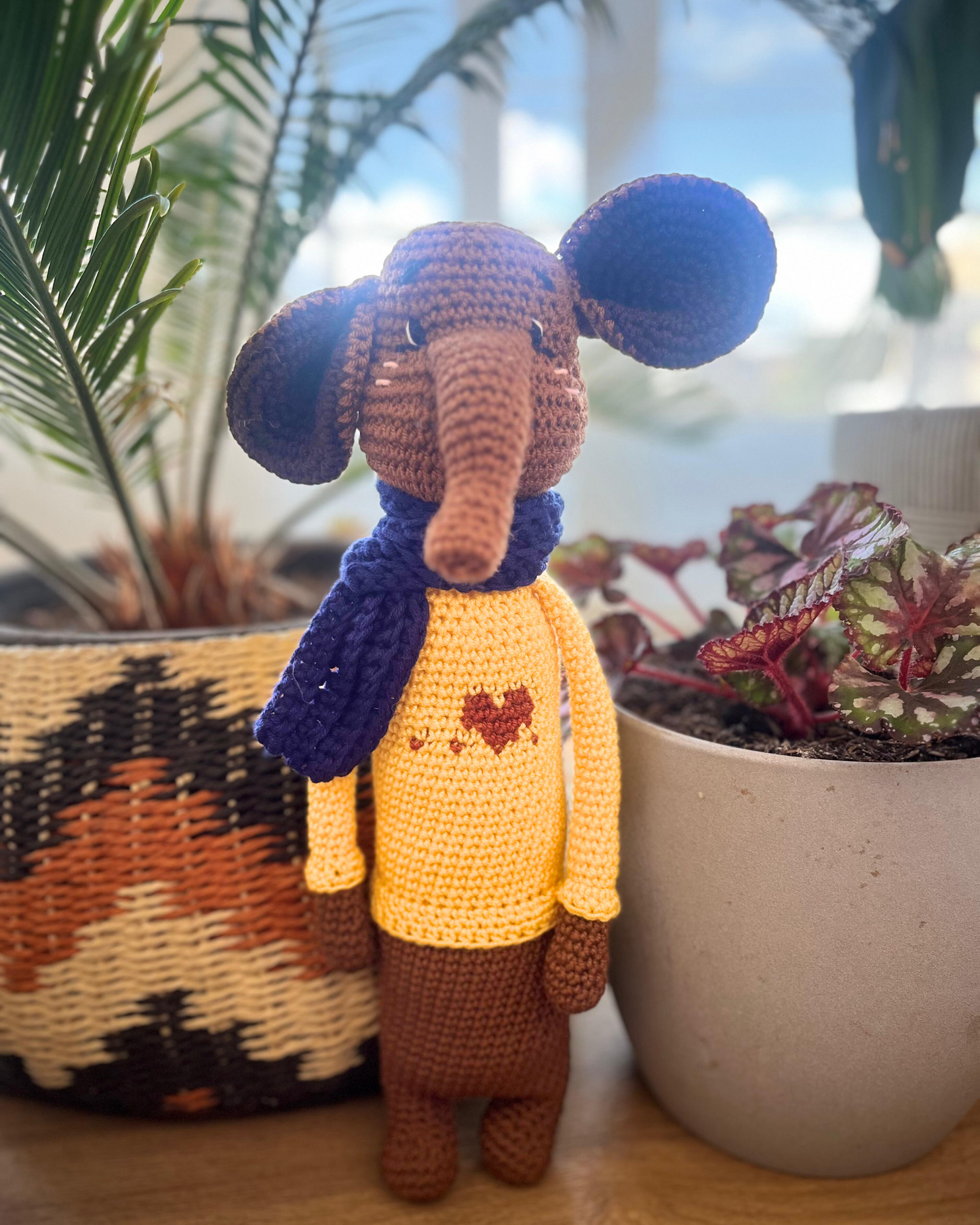 Prudencio el elefante de 40cm de alto, tejido en crochet, con bufanda y símil saco