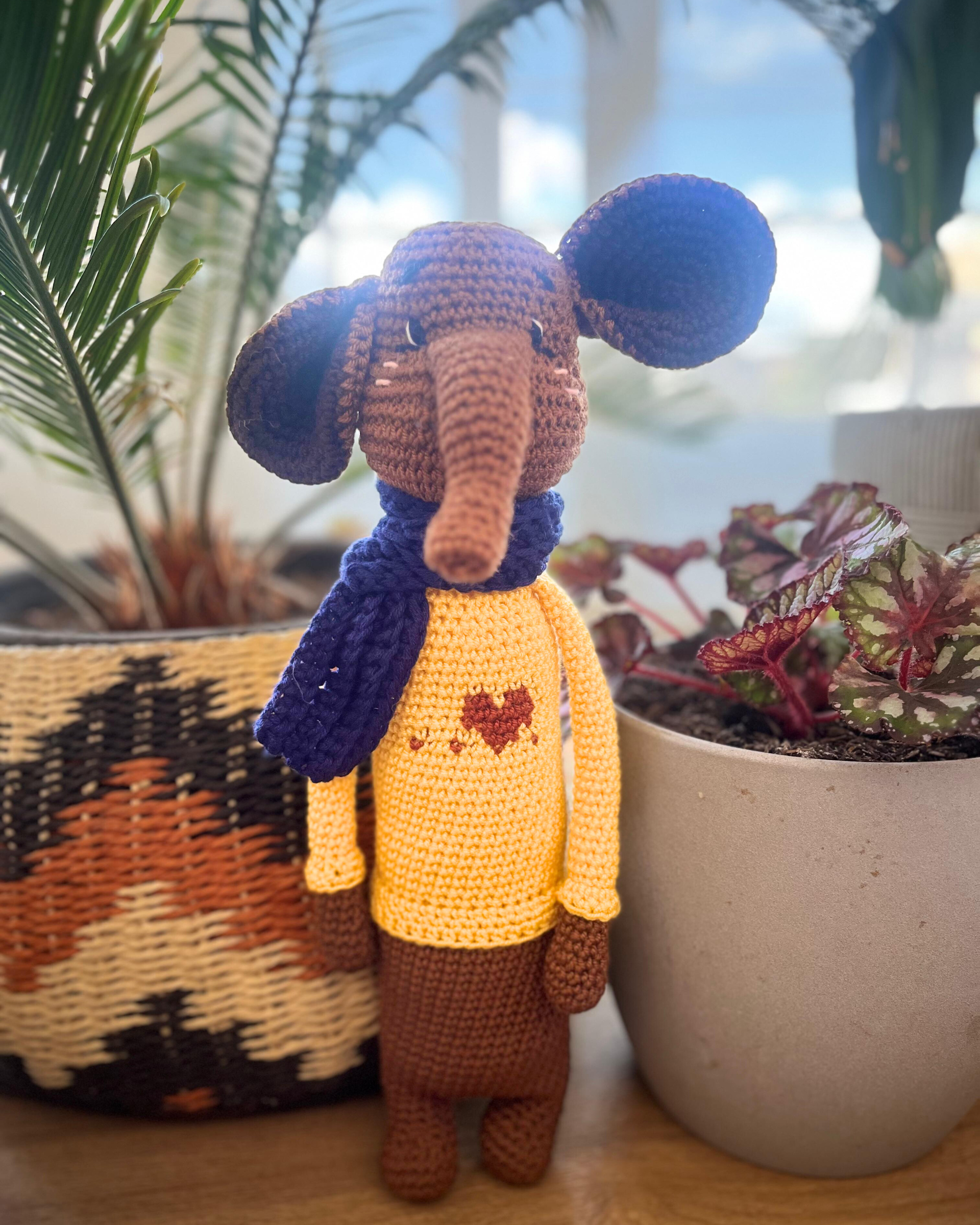 Prudencio el elefante de 40cm de alto, tejido en crochet, con bufanda y símil saco
