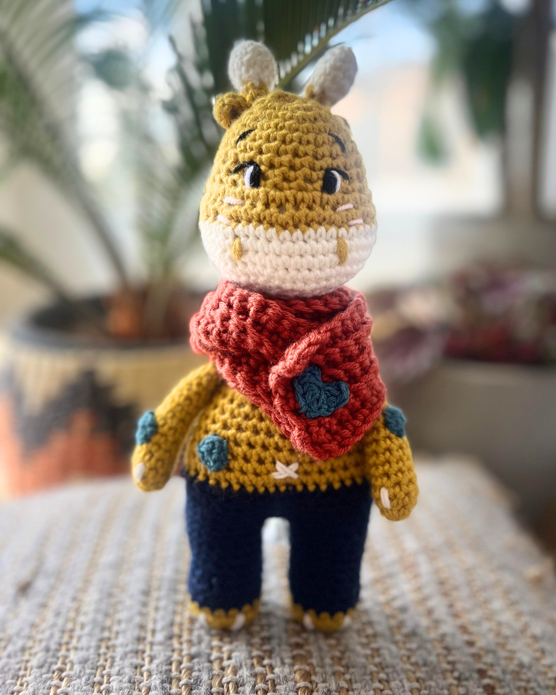 Rafita jirafa, 22cm, tejida a crochet, con bufanda