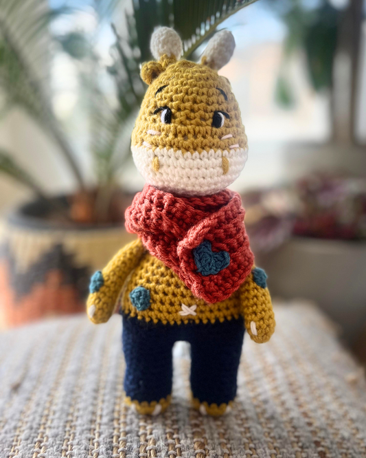 Rafita jirafa, 22cm, tejida a crochet, con bufanda