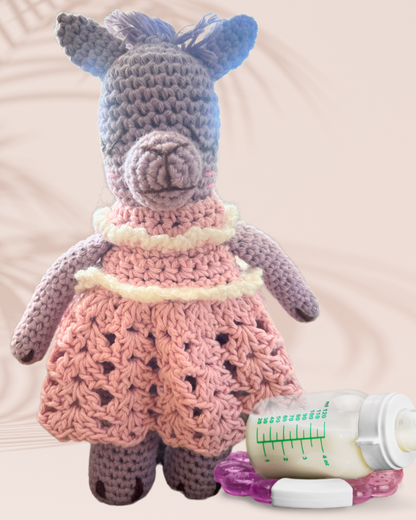 Llamita de 22cm, tejida en crochet, color lila con vestido rosa