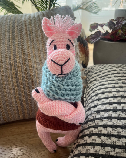 Lalo la llamita,color rosa, saco café, bufanda verde menta, 30cm altura