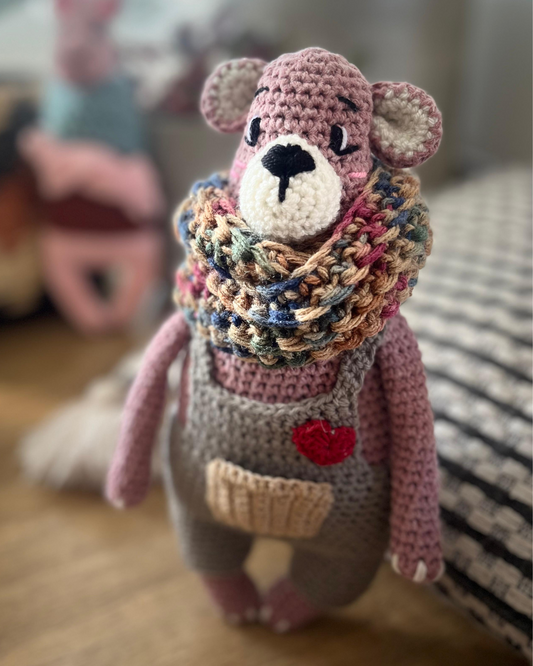 Hortensio el osito tejido a mano, 30cm, con su overol y bufanda