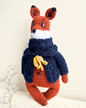 Romeo el zorrito tejido, color terracota, saco azul, 30cm