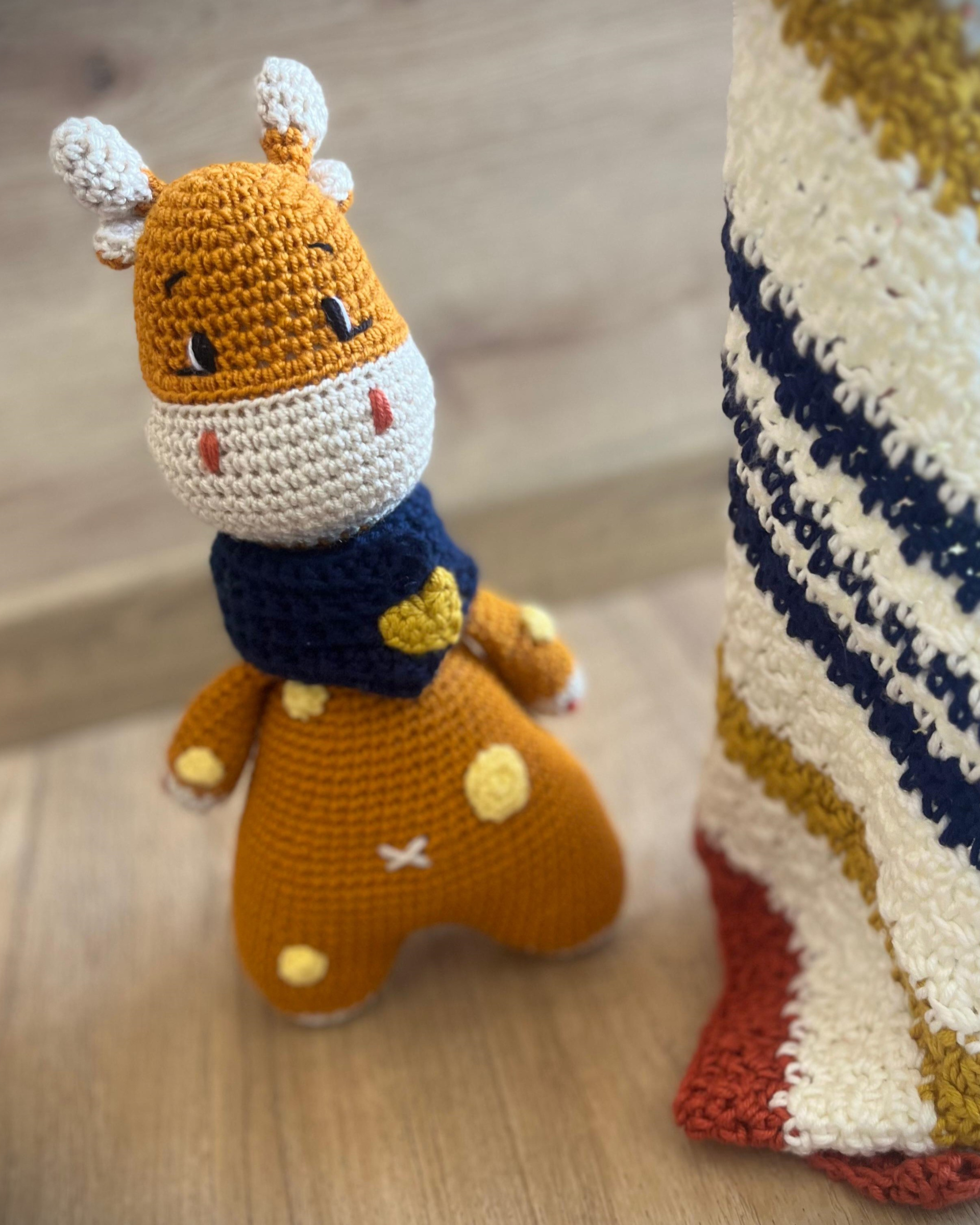 Jirafa 30cm, patas cortas, tejida en crochet