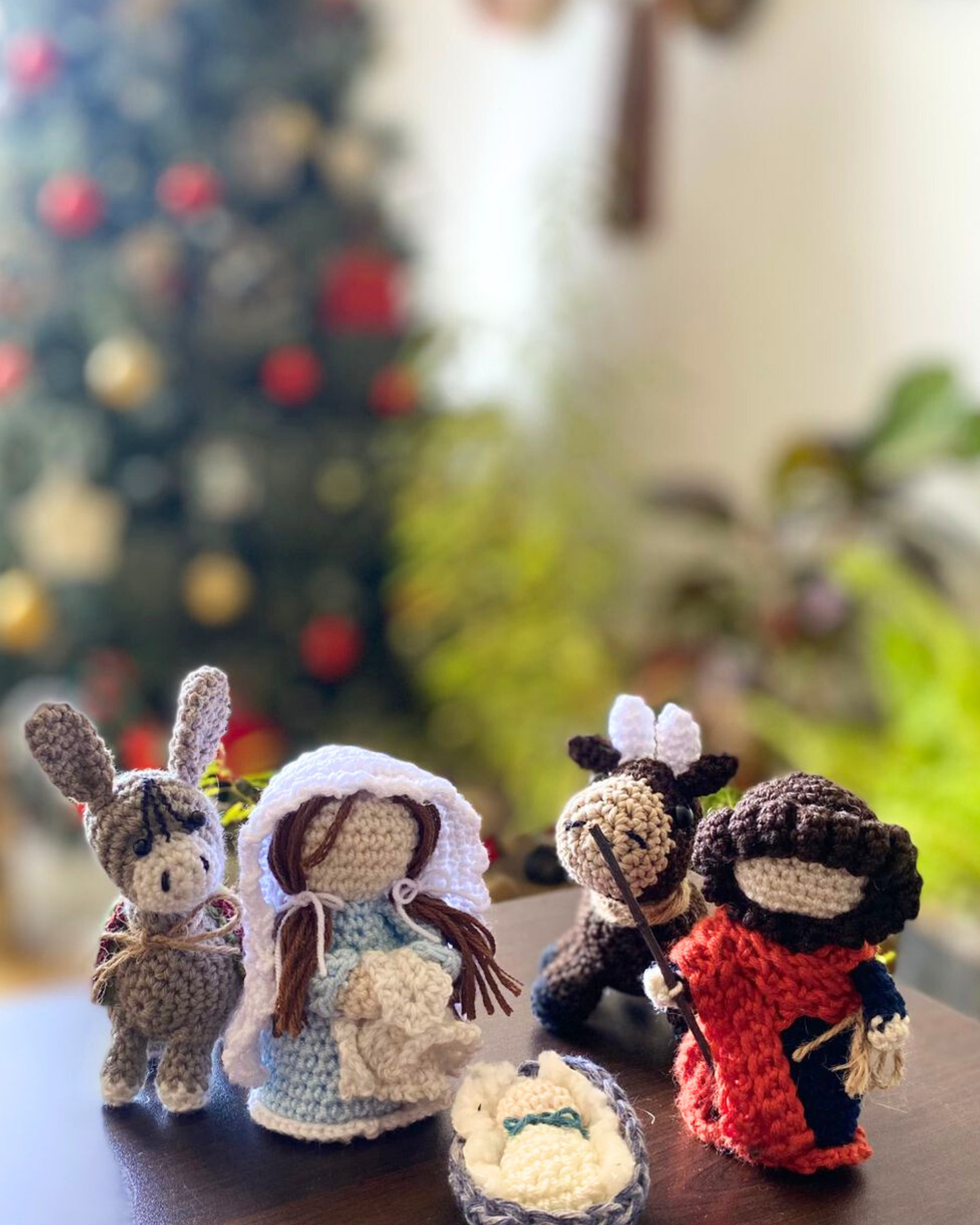 Pesebre navideño tejido a mano con figuras de José, María y el Niño Jesús en crochet