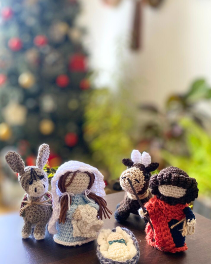 Pesebre navideño tejido a mano con figuras de José, María y el Niño Jesús en crochet
