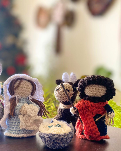 Pesebre artesanal hecho a mano en Colombia, decoración navideña tradicional