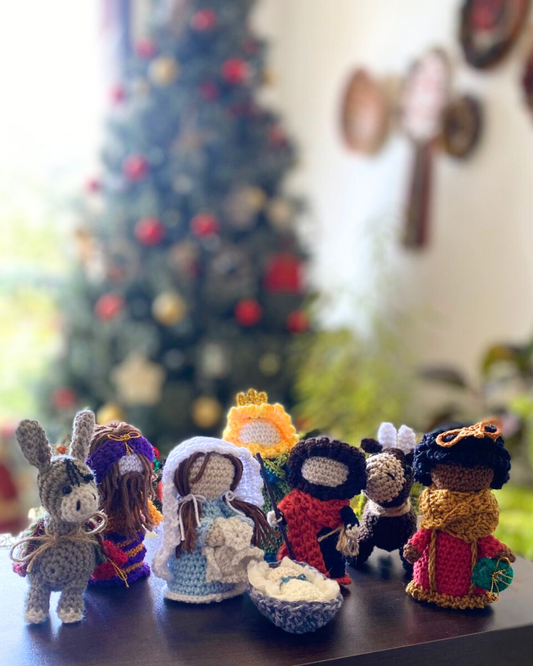 Pesebre navideño tejido a mano artesanal colombiano con figuras de José, María y el Niño Jesús