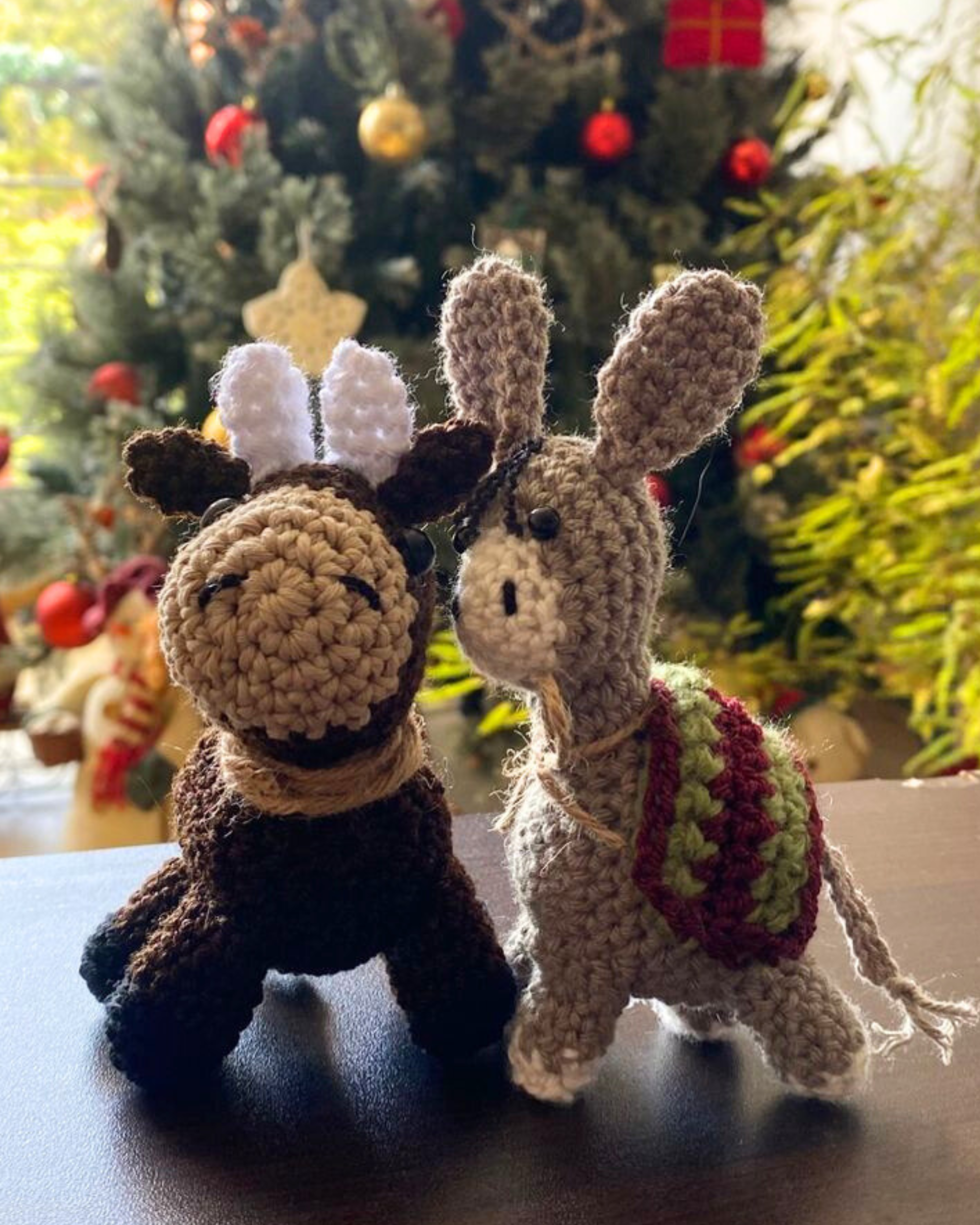 Pesebre artesanal hecho a mano en Colombia, decoración navideña tradicional